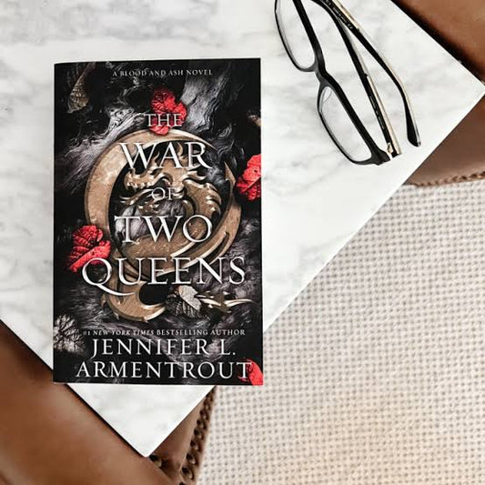 The War of Two Queens by Jennifer L. Armentrout - front cover of the Blood and Ash book 4 paperback, available in Pakistan