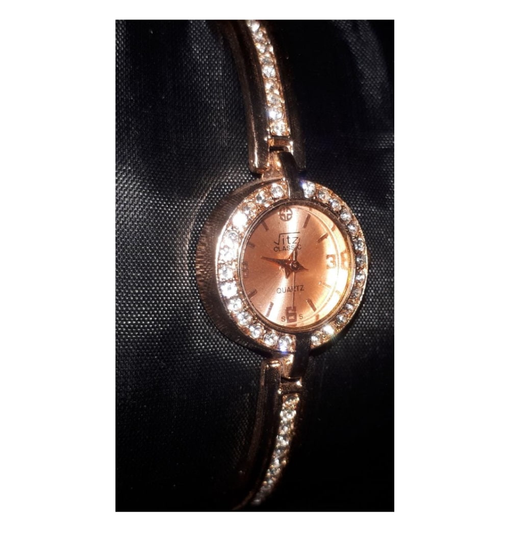 front-cover-vitz-classic-quartz-women-watch-available-online